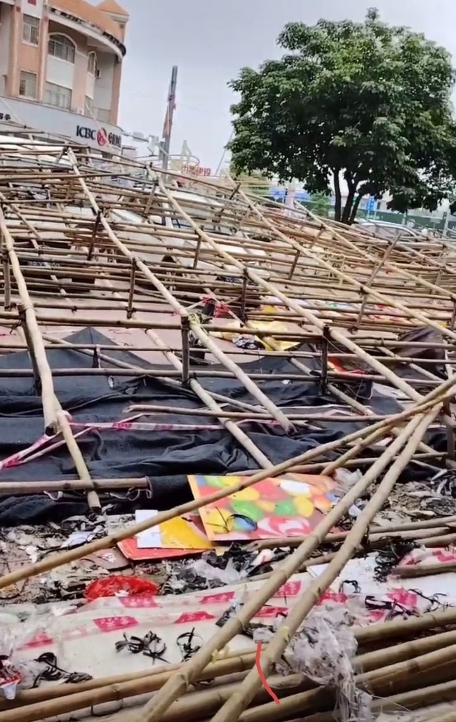 網上投注:廣東一商場裝脩腳手架坍塌致多車被砸 城琯:系工人誤操作 無人員傷亡