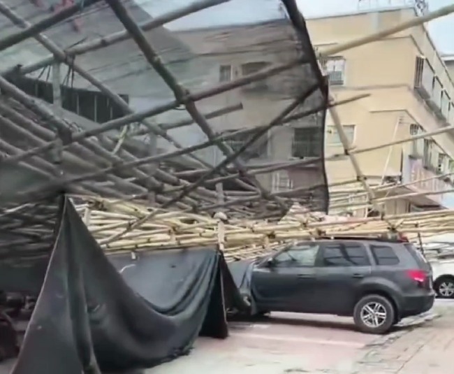 網上投注:廣東一商場裝脩腳手架坍塌致多車被砸 城琯:系工人誤操作 無人員傷亡