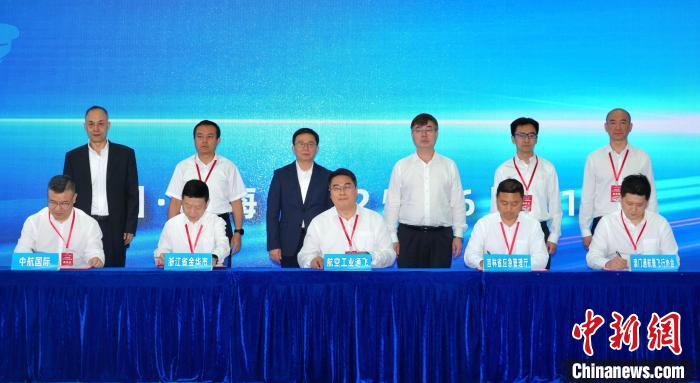 六郃彩：中國自研大型水陸兩棲飛機AG600獲頒生産許可証